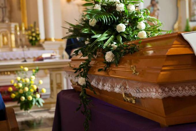 Bloemen op een kist in de kerk