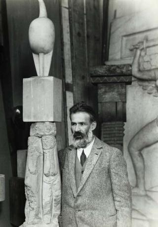 Constantin Brancusi met sculptuur