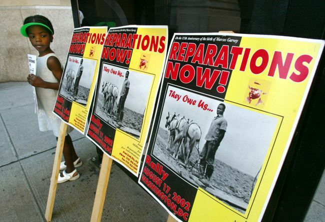 Protest tegen herstelbetalingen voor slavernij buiten de kantoren van New York Life Insurance Company in New York. Demonstranten beweren dat het bedrijf profiteerde van slavenarbeid en wil betalingen aan de nakomelingen van slachtoffers van de trans-Atlantische slavenhandel.