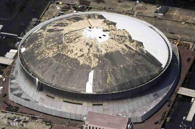 luchtfoto van dakbedekking verwijderd uit de helft van een koepelvormig stadion