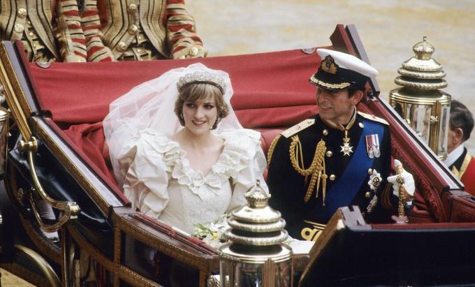 Prinses Diana en prins Charles zitten na hun huwelijk samen in een koets.