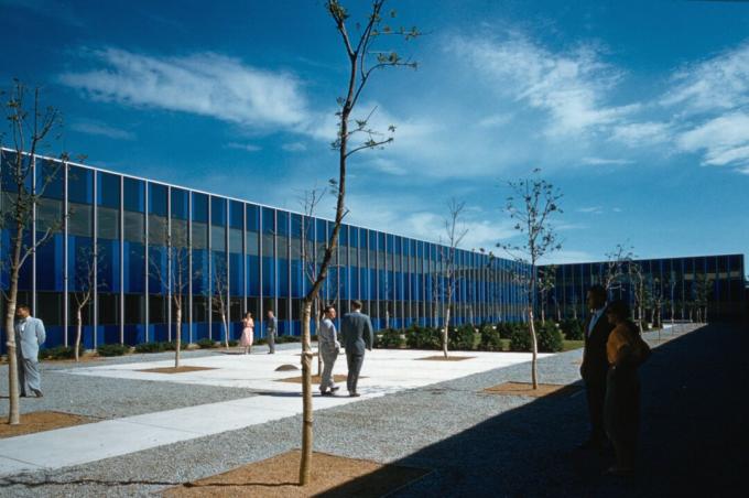 blauw getinte ramen van Eero Saarinen-ontworpen IBM Center, Rochester, Minnesota, c. 1957