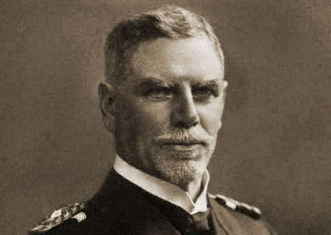 Portret van vice-admiraal Maximilian von Spee in zijn marine-uniform.
