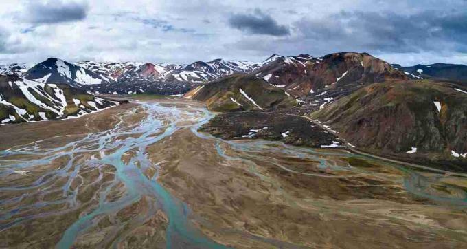 Landmannalaugar in IJsland toont de vele kleuren die door rhyolite zijn genomen.