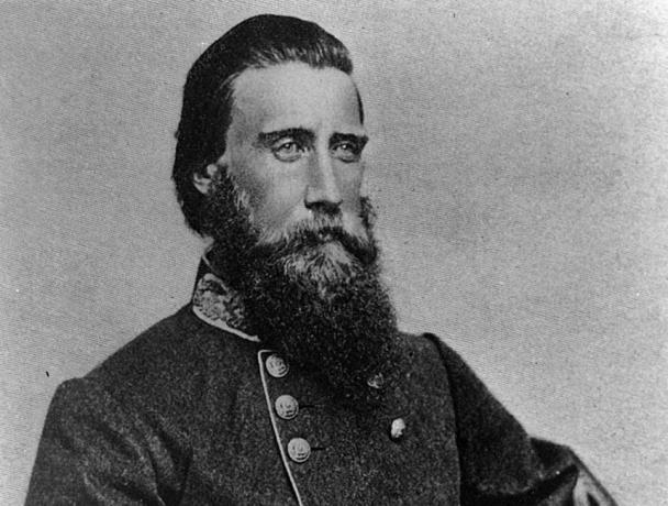 John Bell Hood in een Zuidelijk legeruniform, zittend studioportret, kijkend rechts.