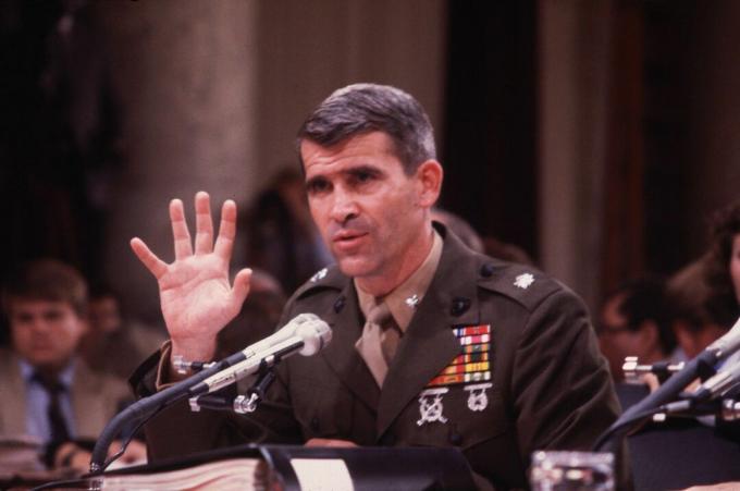 Marine luitenant-kolonel Oliver North getuigt voor de Senaat over het Iran-Contra-schandaal