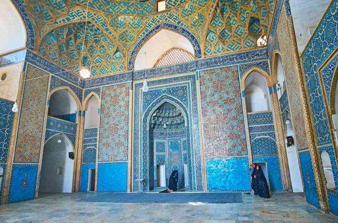 De oogverblindende islamitische patronen in de 14e-eeuwse Jameh-moskee met uitzicht op de unieke faience mihrab, Yazd, Iran.