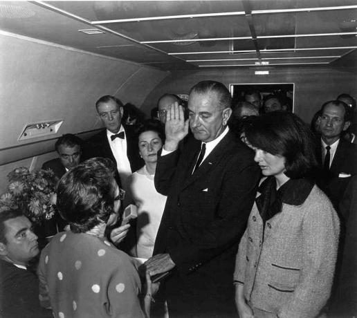 Lyndon B. Johnson legt de eed af