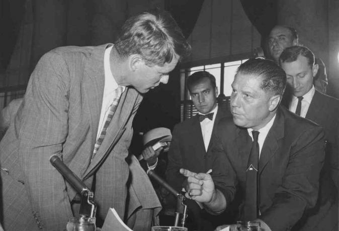 foto van Jimmy Hoffa die naar Robert Kennedy gebaart
