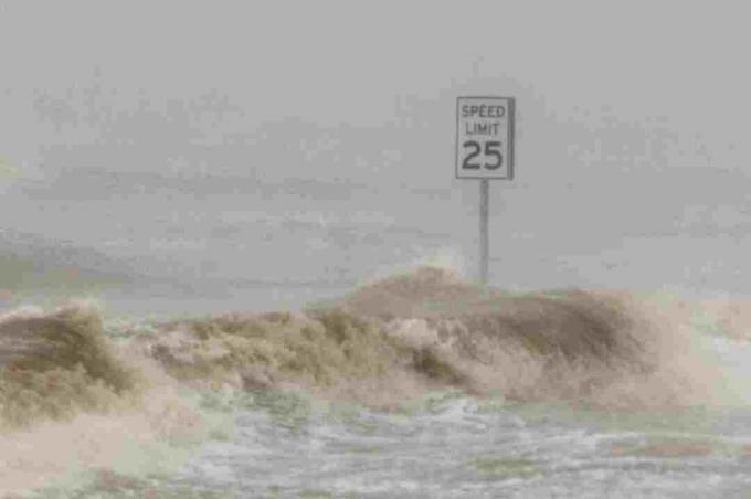 25 MPH snelheidslimietteken dat uit de woeste wateren steekt