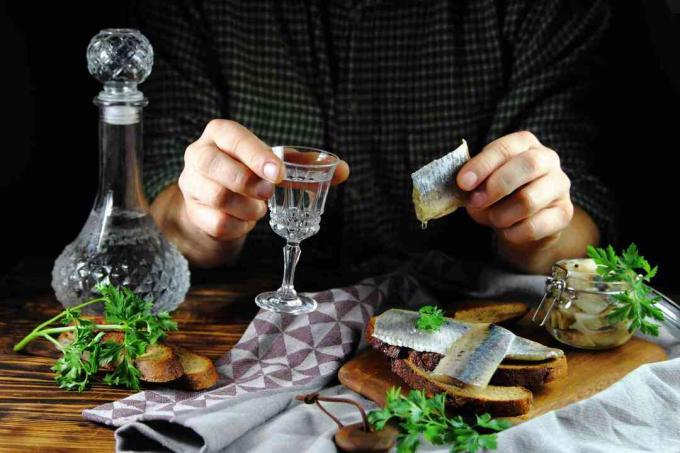 Russische maaltijd van gepekelde haring en wodka