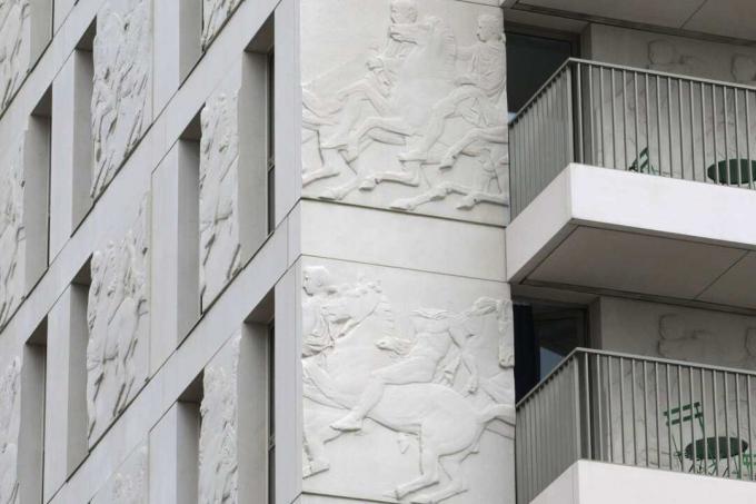 Foto van oude Griekse Olympische figuren in steen gehouwen van een appartement uit 2012 voor de Olympische Spelen in Londen.