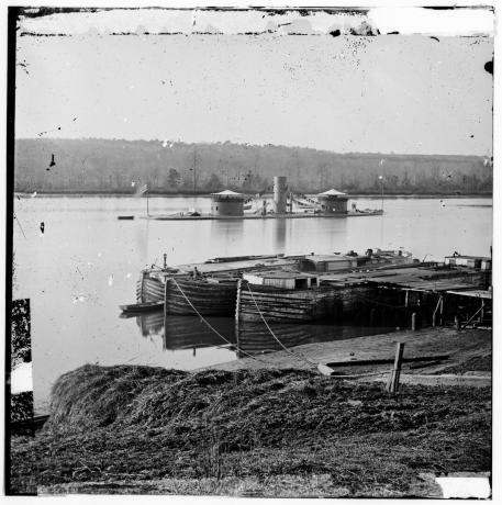 De U.S.S. Onondaga, een monitor uit 1864 met twee torentjes.