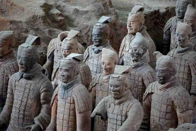 Close-up van terracotta soldaten met verschillende gezichten.
