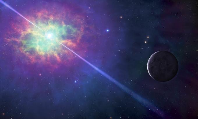 Afbeelding van de ruimte, met een kleurrijke wolk rond een ster die lichtstralen in twee richtingen projecteert, met een nabijgelegen planeet verlicht.