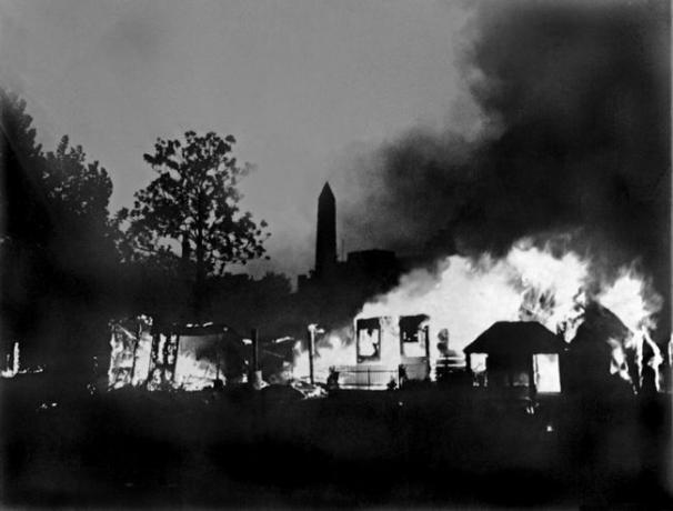 Een veteranenkamp van het Bonusleger in Washington, D.C. dat in 1932 in brand wordt gestoken