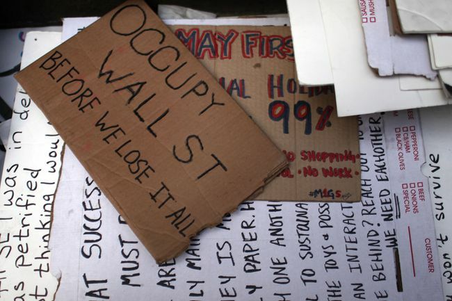 Een stapel Occupy Wall Street-protestborden