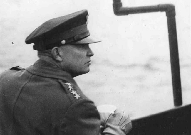Generaal Dwight D Eisenhower (1890 - 1969), opperbevelhebber van de geallieerden, waakt over de Geallieerde landingsoperaties vanaf het dek van een oorlogsschip in het Engelse Kanaal tijdens de Tweede Wereldoorlog, juni 1944. Eisenhower werd later gekozen tot de 34e president van de Verenigde Staten