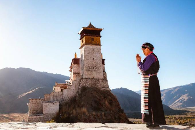 Oude Tibetaanse vrouw in traditionele kleding, Tibet