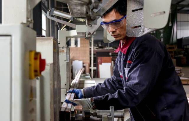 Een werknemer die aan aluminiumproducten werkt in een fabriek in Zouping in de oostelijke provincie Shandong in China