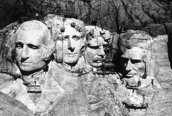 Mount Rushmore in aanbouw.