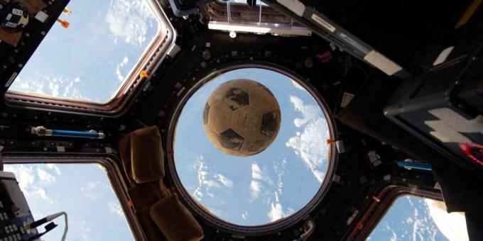 Ellison Onizuka's voetbal, teruggevonden na de ramp met Challenger, vliegt aan boord van het internationale ruimtestation tijdens expeditie 49.