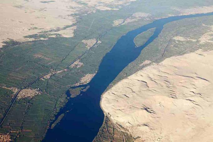 Luchtfoto van de rivier de Nijl in de buurt van Aswan