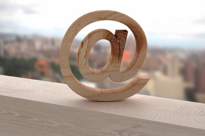 Close-up van houten bij symbool op reling