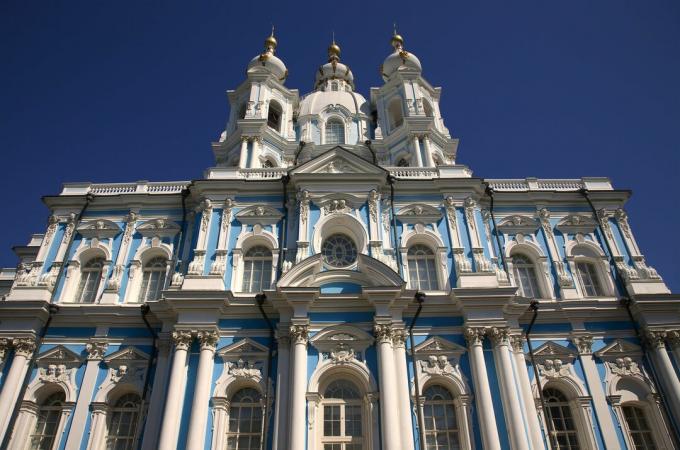 Smolnykathedraal met zijn heldere blauwe en witte kleuren in St. Petersburg, Rusland