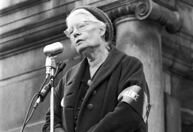 Foto van Dorothy Day een anti-oorlogsrally.