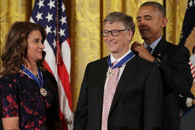 De Amerikaanse president Barack Obama (R) reikt de Presidential Medal of Freedom uit aan Microsoft-oprichter Bill Gates (C) en zijn vrouw Melinda Gates (L)