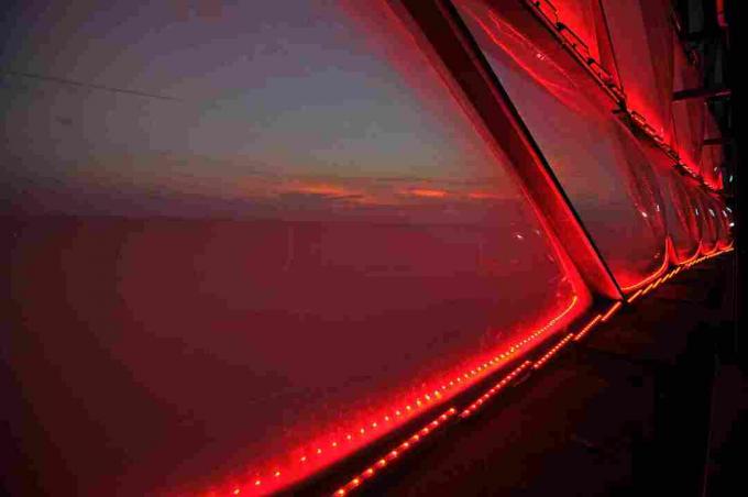 Close-up van kleine rode lichten rond plastic panelen van ETFE