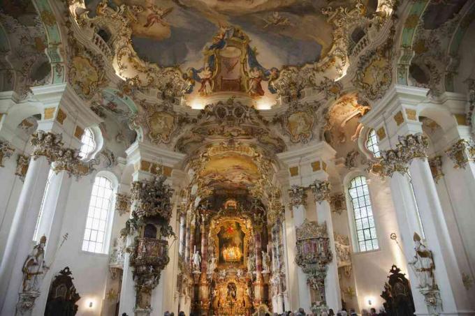 Rococo-interieur van de eenvoudige Beierse landkerk, de Wieskirche