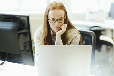 vrouwelijke webontwikkelaar die op computer werkt