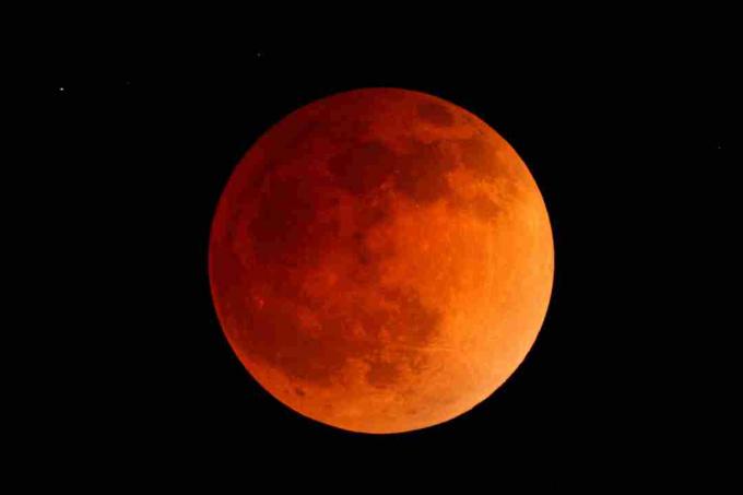 Een bloedmaan is een naam voor de roodachtige maan die wordt bekeken tijdens een totale maansverduistering.