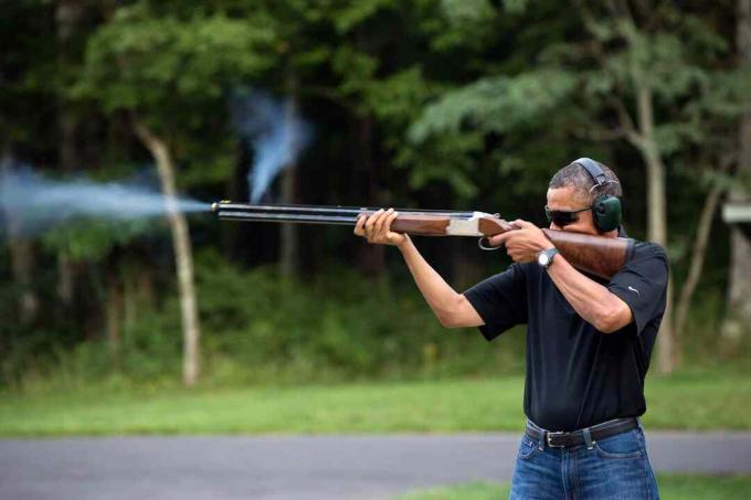 foto van president Barack Obama die een geweer afvuurt in Camp David