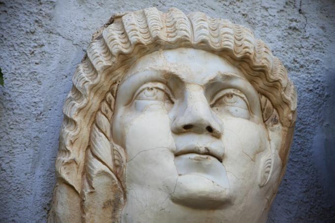Hoofd van Julia Domna (echtgenote van Septimius Severus) buiten het museum van de site, Djemila, Algerije