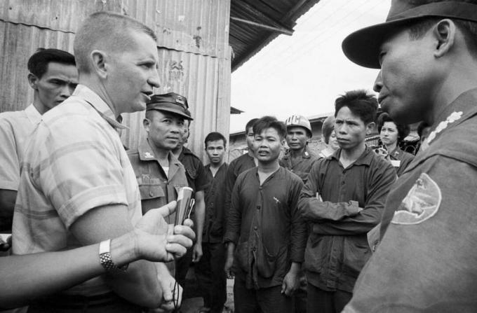 ross perot bezoekt Noord-Vietnamese krijgsgevangenen