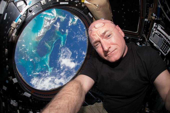 Scott Kelly in een selfie in de koepel van het ISS.