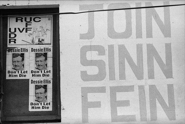 Posters in Noord-Ierland die de politieke partij Sinn Fein steunen en de Noord-Ierse politie vergelijken met het Britse leger.