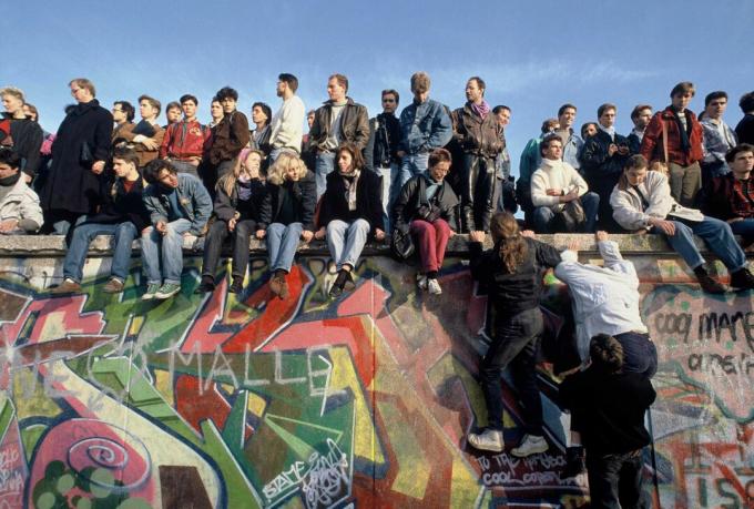 Op 10 november 1989 vieren mensen feestelijk de Berlijnse Muur.