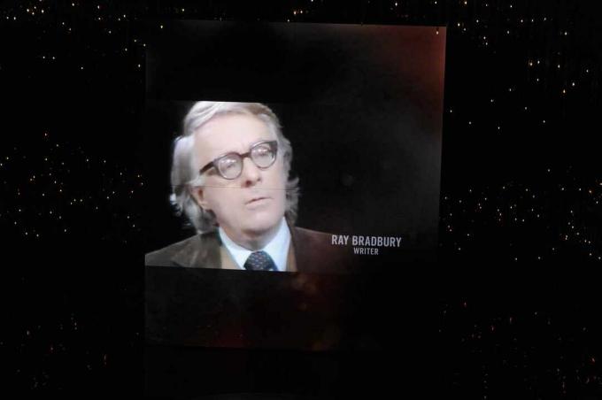 Foto van Ray Bradbury geprojecteerd tegen een sterrenhemel