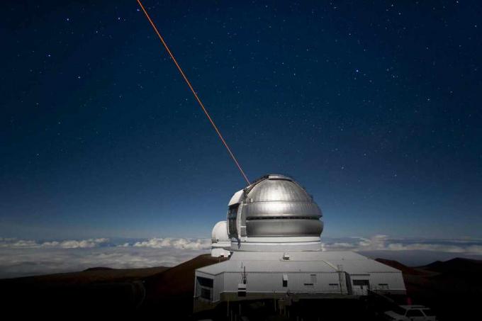 Gemini Observatory North met lasergeleid sterrensysteem in werking.