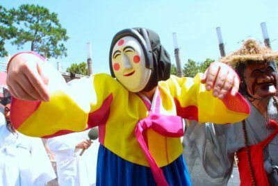 "The Bride", een van de Koreaanse traditionele maskerdans-personages.