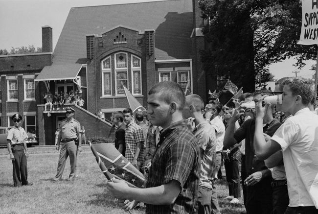 Een menigte studenten aan de Woodlawn High School in Birmingham, Alabama, die de zuidelijke vlag wapperde in oppositie tegen de start van de Birmingham-campagne, mei 1963