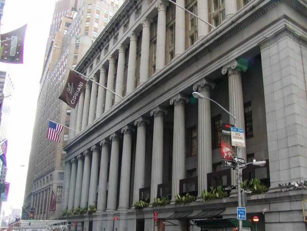 Foto van het 55 Wall Street-gebouw met zijn rijen kolommen.