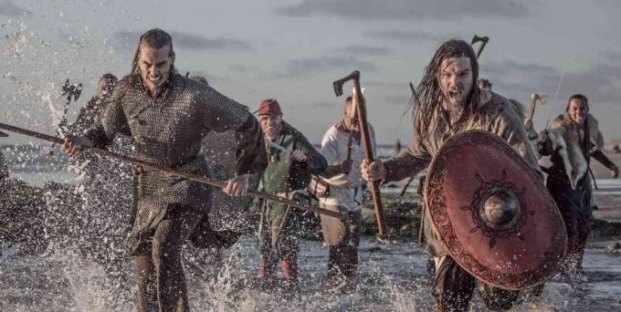 Een schat aan wapens met Viking-krijgers die vechten in een slagveldscène in de zee
