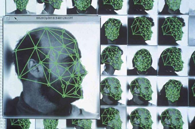 Criminologen gebruiken digitale gezichtsherkenning om verdachten te identificeren.