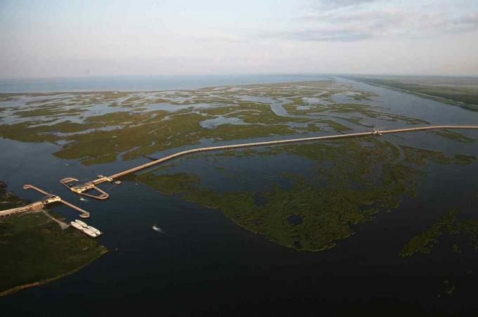 waterwegdelta gesneden met een kunstmatige barrière met openingen