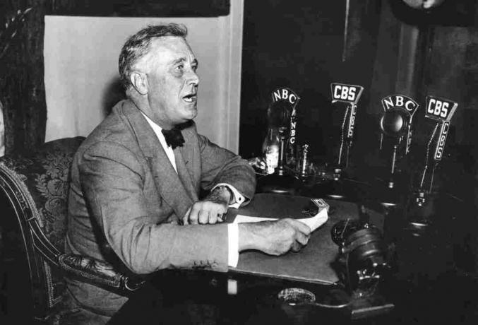 Franklin Roosevelt uitzendt tijdens de Grote Depressie